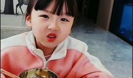 搞笑视频笑得肚子疼吃瓜,肚子疼也要笑出腹肌！