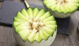 火车上吃蜜瓜视频,蜜瓜美食分享视频走红网络