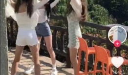 网友拍到网红吃瓜视频是真的吗,网友实拍真相揭秘