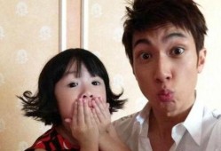 吴尊和女儿吃瓜事件视频,亲子互动背后的温馨瞬间