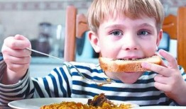 小孩吃瓜拍视频违法吗,法律边界与家庭教育探讨