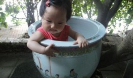 孩子搞笑吃瓜视频