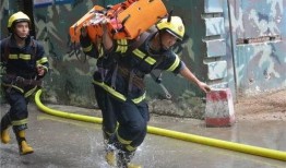 消防员吃吊瓜视频播放,一场甜蜜的消防生活瞬间