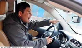 开车马路边吃瓜视频,车主边开车边吃瓜，引发网友热议