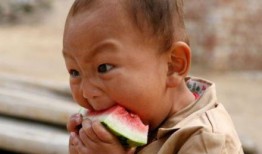 小男孩吃角瓜的视频,萌态十足引网友热议