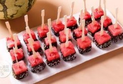 吃瓜吃巧克力的视频素材,揭秘吃瓜吃巧克力的独特魅力