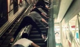 网红扶梯吃瓜视频,网红视频引发网友热议，真相究竟如何？