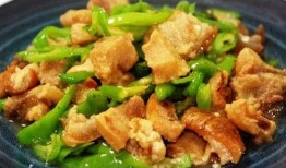 茭瓜丝可以炒油渣吃吗视频,茭瓜丝炒油渣，简单易学的家常菜做法