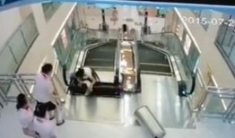 网红扶梯吃瓜视频,网红视频引发网友热议，真相究竟如何？