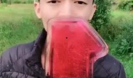 小伙吃瓜快的视频,小伙挑战吃瓜速度极限！