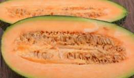 美女请人吃哈密瓜视频,美女邀约共享哈密瓜美味时光