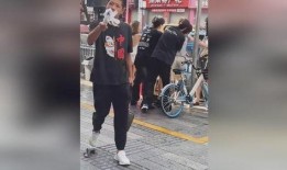 男子路边吃瓜边拍视频,男子边吃瓜边拍视频，引发网友热议