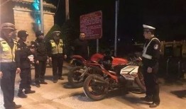 男子吃瓜飙车事件视频,惊险一幕引发网友热议