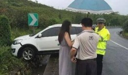 车祸撞人众人吃瓜视频,围观群众吃瓜视频引发热议