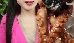 翠花表姐吃佛手瓜视频播放,视频播放引关注