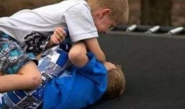 姐妹打架父母吃瓜视频,姐妹打架，父母成“吃瓜群众”