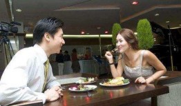 农村相亲吃瓜群众视频播放,吃瓜群众围观，视频播放引发热议