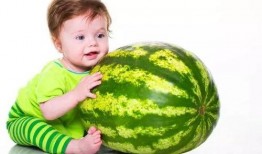 瓜地孩子吃西瓜视频,孩子们欢乐吃西瓜瞬间