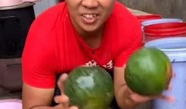 精神小伙吃瓜的视频,笑料百出！