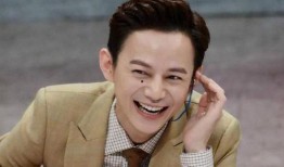 快乐吃瓜的小帅哥视频,快乐吃瓜小帅哥的趣味日常