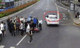 吃瓜高架车祸视频,视频记录惊心动魄一幕