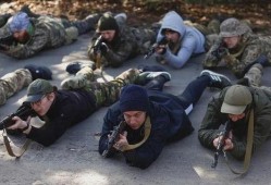 国外罪犯前线吃瓜视频,前线吃瓜视频曝光狱内百态