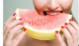 给吃瓜男孩点痣视频