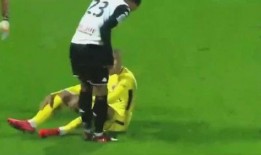 吃瓜群众足球场斗殴视频,吃瓜群众目睹激烈斗殴瞬间