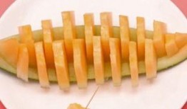哈密瓜怎么切拿着吃视频