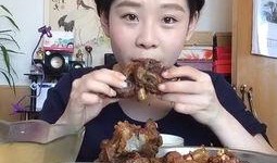 边吃瓜边看直播的视频,揭秘网络直播背后的精彩瞬间