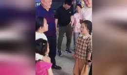 小朋友拿瓜喂爸爸吃视频,小朋友拿瓜喂爸爸温馨画面