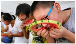 新疆近期吃瓜视频最新,吃瓜视频走红网络，揭秘新疆瓜果魅力