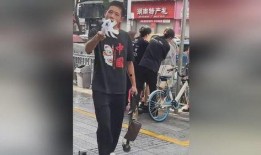 男子路边吃瓜边拍视频,男子边吃瓜边拍视频，引发网友热议
