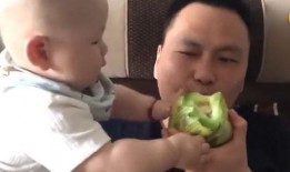 小朋友拿瓜喂爸爸吃视频,小朋友拿瓜喂爸爸温馨画面