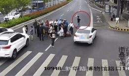 车祸现场吃瓜被抓视频,围观者成焦点