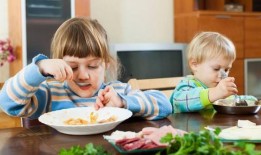 小朋友拿瓜喂爸爸吃视频,小朋友拿瓜喂爸爸温馨画面