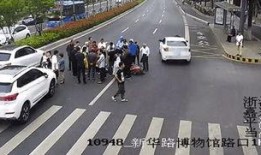 车祸现场吃瓜被抓视频,围观者成焦点