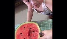 猪和小孩吃瓜的视频,童趣盎然画面萌