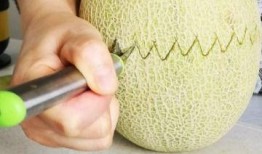 正畸人吃哈密瓜好吗视频,美味与健康的完美结合