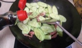 什么瓜可以炒腊肉吃呢视频,用哪种瓜炒腊肉，风味独特！