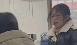 兄弟打架父母吃瓜视频,兄弟打架，父母成“吃瓜群众”