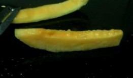 哈密瓜怎么切拿着吃视频