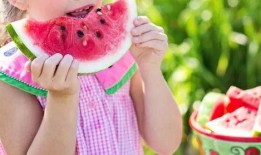 瓜地孩子吃西瓜视频,孩子们欢乐吃西瓜瞬间