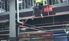 精神小伙吃瓜的视频,笑料百出！