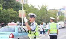 临港交警吃瓜事件视频播放,视频曝光引发网友热议