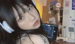 带货搞笑视频女孩吃瓜,女孩吃瓜搞笑视频，带你领略欢乐时光