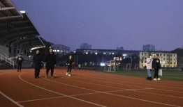 成都交大操场吃瓜视频,校园生活瞬间走红网络