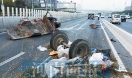 吃瓜高架车祸视频,视频记录惊心动魄一幕