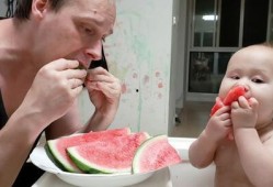 瓜地孩子吃西瓜视频,孩子们欢乐吃西瓜瞬间