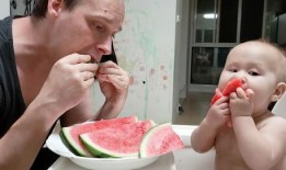 瓜地孩子吃西瓜视频,孩子们欢乐吃西瓜瞬间